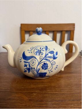DEMDACO Larkspur Blue Large Teapot Heinrich Amy Leonhard Hand Painted 2005